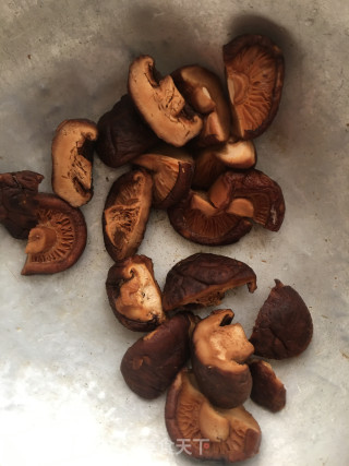 烧肉焖花菇的做法步骤：3