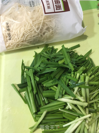 韭菜鸡蛋炒面的做法步骤：1