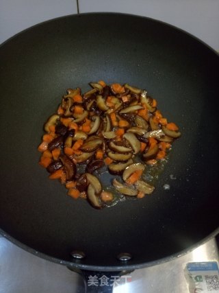 香菇胡萝卜疙瘩汤的做法步骤：3