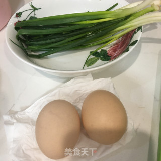 鸡蛋虾仁炒饭的做法步骤：2