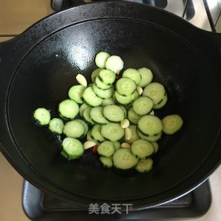 蒜香黄瓜片的做法步骤：2