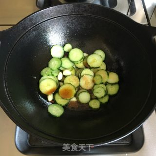 蒜香黄瓜片的做法步骤：3