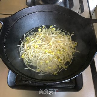 尖椒炒豆芽的做法步骤：1