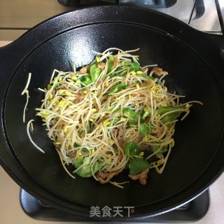尖椒炒豆芽的做法步骤：4