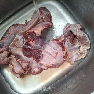 卤护心肉的做法步骤：1