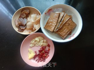 腊肉炒烟熏腊豆干的做法步骤：1
