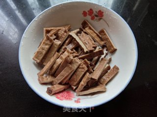 腊肉炒烟熏腊豆干的做法步骤：2