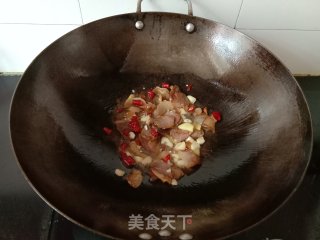 腊肉炒烟熏腊豆干的做法步骤：4