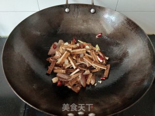 腊肉炒烟熏腊豆干的做法步骤：5