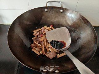腊肉炒烟熏腊豆干的做法步骤：6