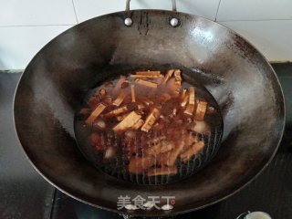 腊肉炒烟熏腊豆干的做法步骤：7