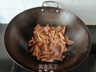 腊肉炒烟熏腊豆干的做法步骤：8