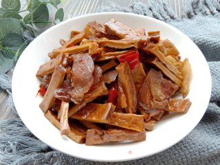 腊肉炒烟熏腊豆干的做法步骤：9