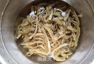 黄豆芽芹菜炒毛肚的做法步骤：1