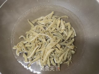 黄豆芽芹菜炒毛肚的做法步骤：2