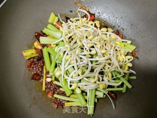 黄豆芽芹菜炒毛肚的做法步骤：9