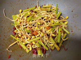 黄豆芽芹菜炒毛肚的做法步骤：10