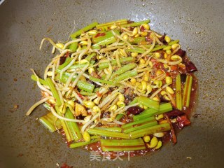 黄豆芽芹菜炒毛肚的做法步骤：11