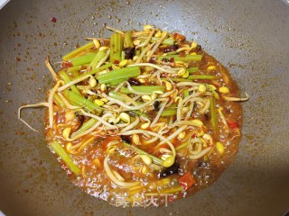 黄豆芽芹菜炒毛肚的做法步骤：12