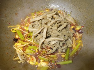 黄豆芽芹菜炒毛肚的做法步骤：13