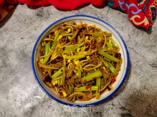 黄豆芽芹菜炒毛肚的做法步骤：15