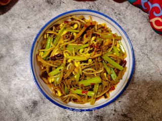 黄豆芽芹菜炒毛肚的做法步骤：16
