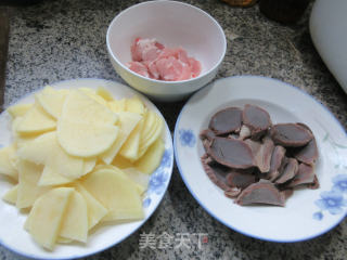 五花肉鹅胗炒土豆片的做法步骤：1
