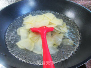 五花肉鹅胗炒土豆片的做法步骤：2