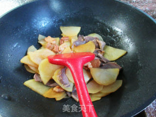 五花肉鹅胗炒土豆片的做法步骤：7