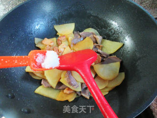 五花肉鹅胗炒土豆片的做法步骤：8