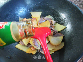 五花肉鹅胗炒土豆片的做法步骤：9