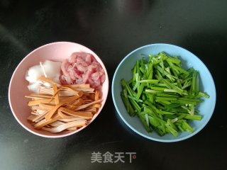 韭菜香干炒肉丝的做法步骤：1