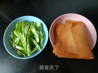 青椒炒香干的做法步骤：1