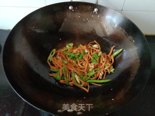 青椒炒香干的做法步骤：6