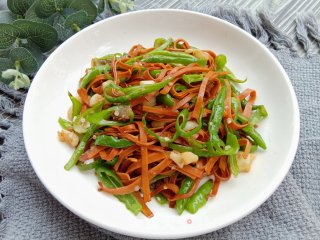 青椒炒香干的做法步骤：7