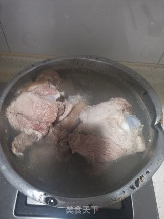 酱肘子的做法步骤：2