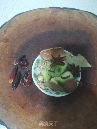 酱肘子的做法步骤：3