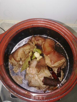 酱肘子的做法步骤：4