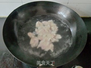 酸汤鲜肉馄饨的做法步骤：2