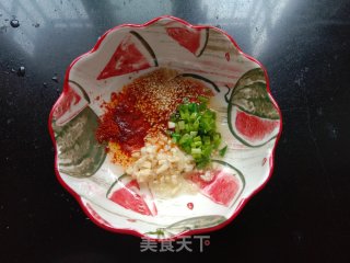 酸汤鲜肉馄饨的做法步骤：3