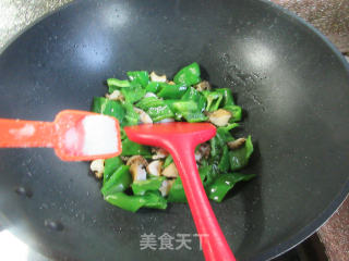 皱皮椒炒鲍鱼的做法步骤：11