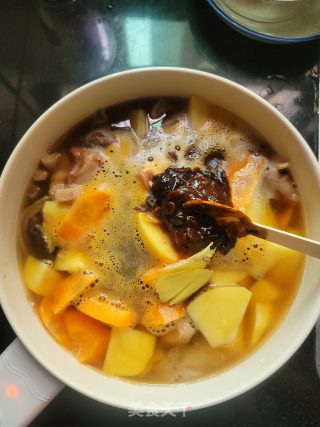 土豆胡萝卜焖牛杂的做法步骤：3