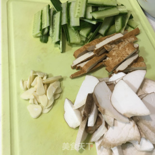 五花肉炒黄瓜杏鲍菇的做法步骤：1