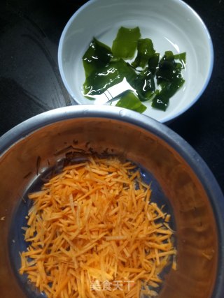 裙带菜鸡蛋饼的做法步骤：1