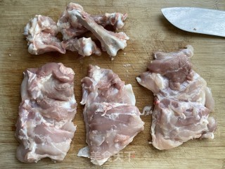 鸡腿菇煎鸡块的做法步骤：1