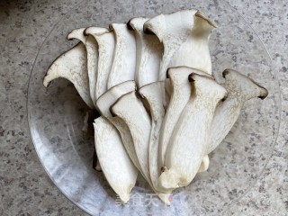 鸡腿菇煎鸡块的做法步骤：3