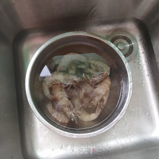 芹菜香辣虾的做法步骤：1
