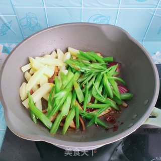 芹菜香辣虾的做法步骤：16