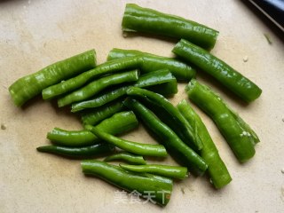 蒜蓉辣酱炒尖椒的做法步骤：1