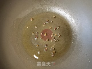 蒜蓉辣酱炒尖椒的做法步骤：3